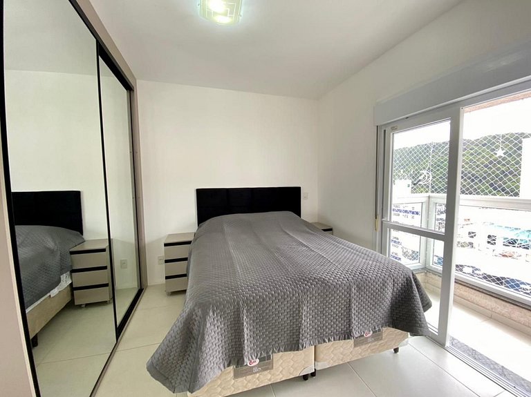 Apartamento com piscina e serviço de praia - Pitangueiras
