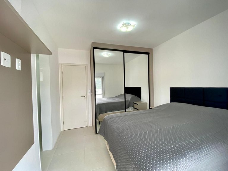 Apartamento com piscina e serviço de praia - Pitangueiras