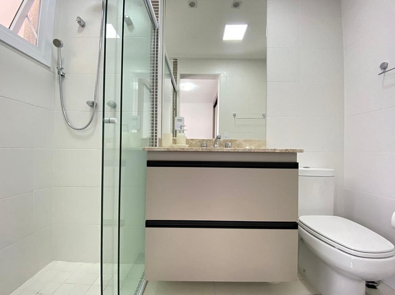 Apartamento com piscina e serviço de praia - Pitangueiras