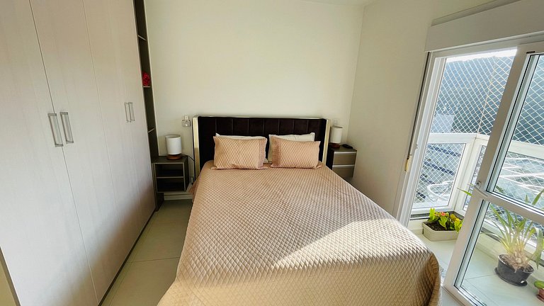 Apartamento com piscina e serviço de praia - Pitangueiras
