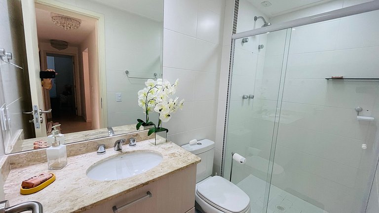 Apartamento com piscina e serviço de praia - Pitangueiras