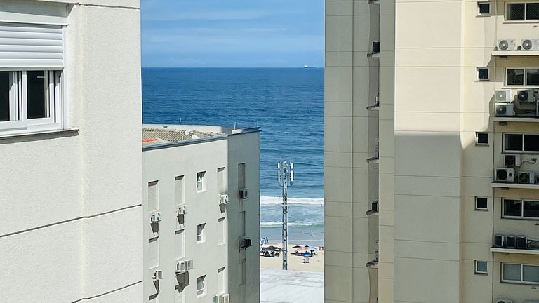 Apartamento com piscina e serviço de praia - Pitangueiras