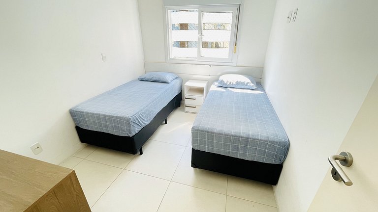 Apartamento com piscina e serviço de praia - Pitangueiras