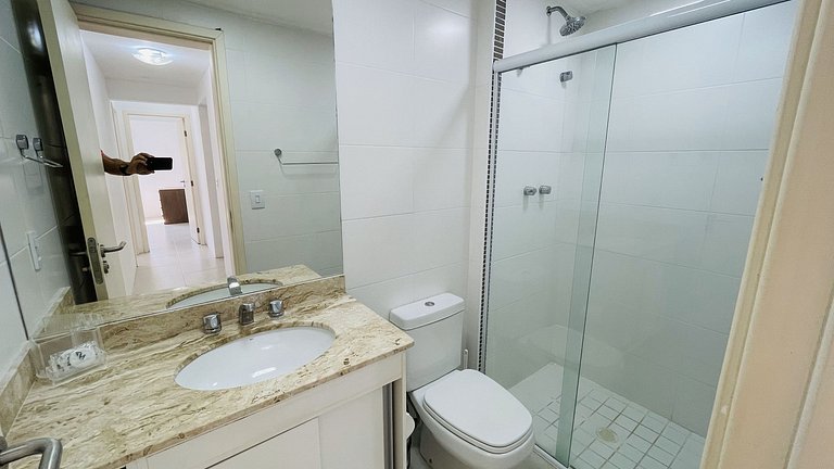Apartamento com piscina e serviço de praia - Pitangueiras