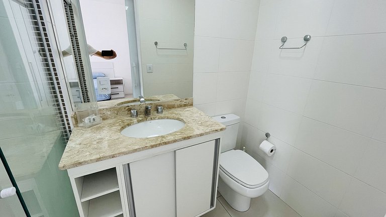 Apartamento com piscina e serviço de praia - Pitangueiras