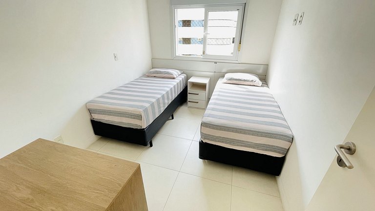 Apartamento com piscina e serviço de praia - Pitangueiras