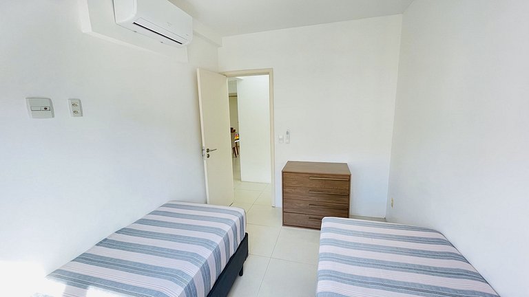 Apartamento com piscina e serviço de praia - Pitangueiras