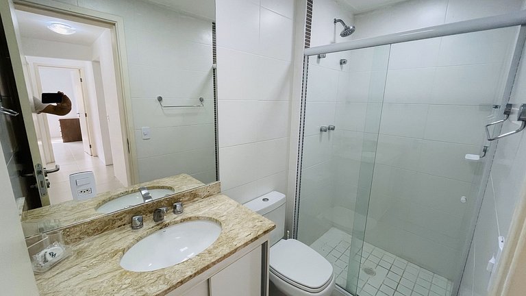 Apartamento com piscina e serviço de praia - Pitangueiras