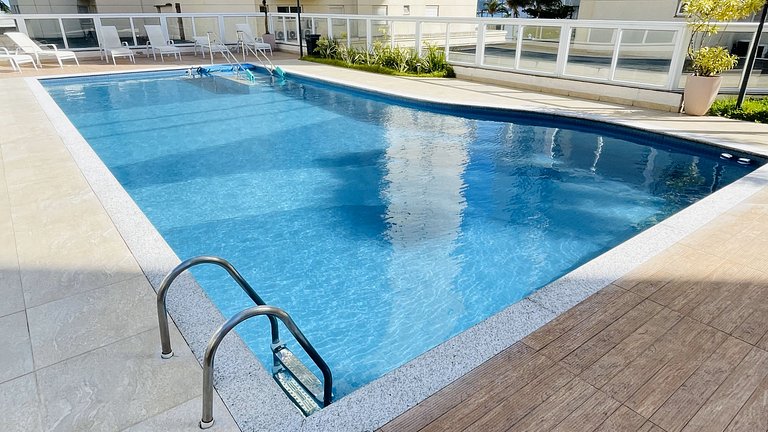 Apartamento com piscina e serviço de praia - Pitangueiras