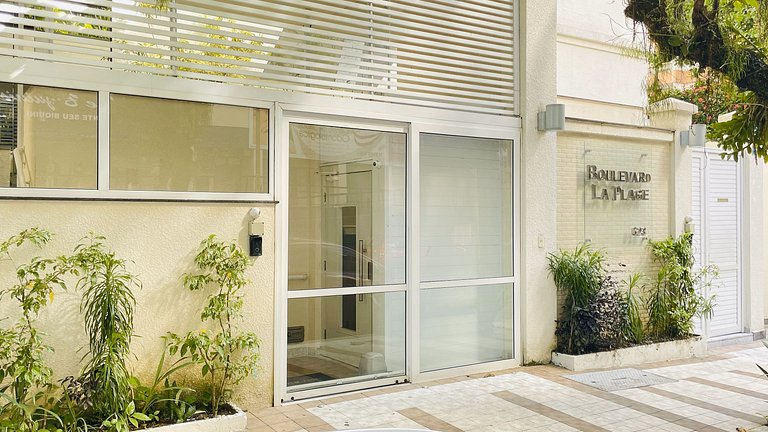 Apartamento com piscina e serviço de praia - Pitangueiras