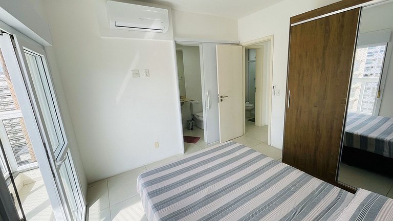 Apartamento com piscina e serviço de praia - Pitangueiras