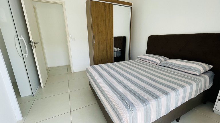 Apartamento com piscina e serviço de praia - Pitangueiras