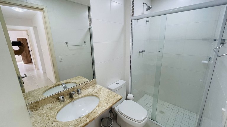 Apartamento com piscina e serviço de praia - Pitangueiras