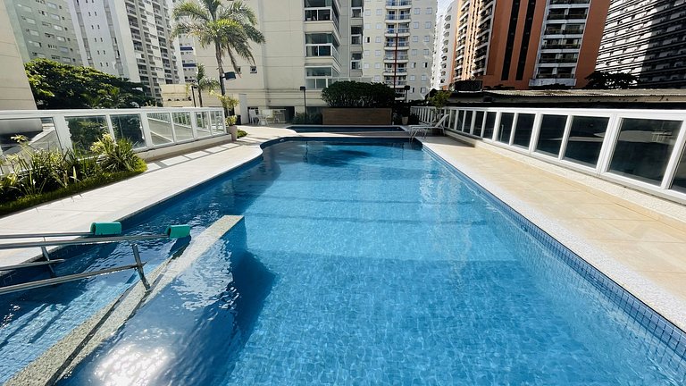 Apartamento com piscina e serviço de praia - Pitangueiras