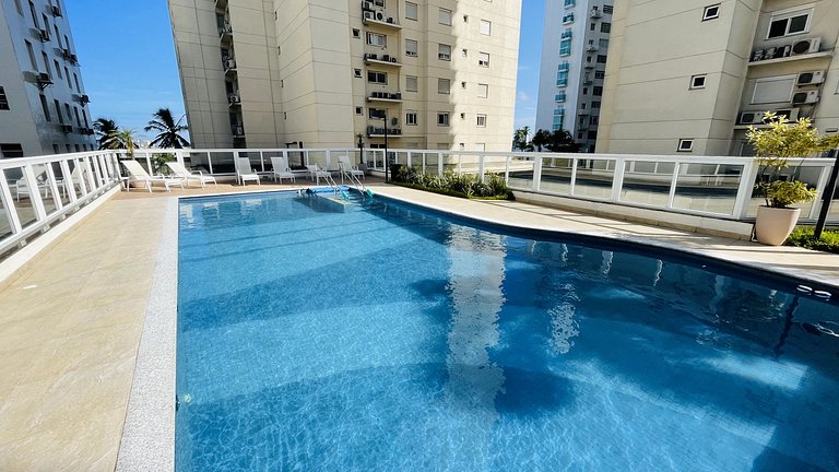 Apartamento com piscina e serviço de praia - Pitangueiras