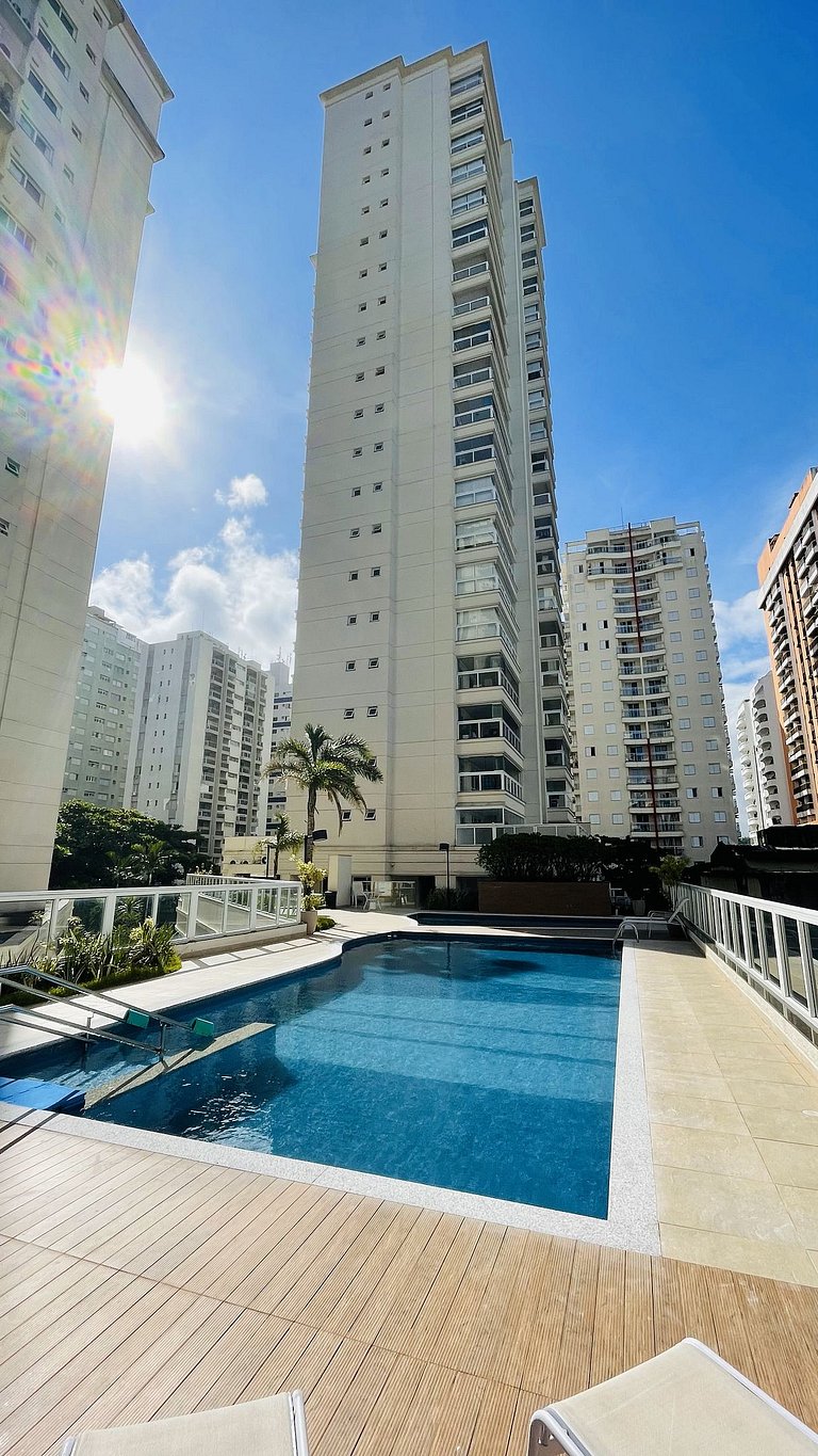 Apartamento com piscina e serviço de praia - Pitangueiras