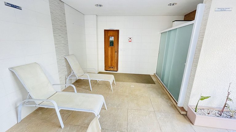Apartamento com piscina e serviço de praia - Pitangueiras