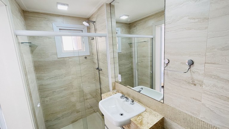Apartamento com piscina e serviço de praia - Pitangueiras