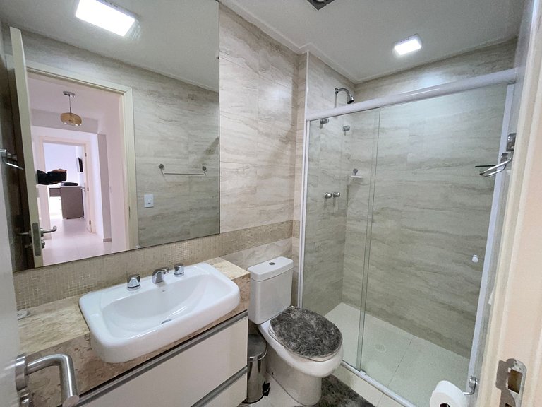 Apartamento com piscina e serviço de praia - Pitangueiras